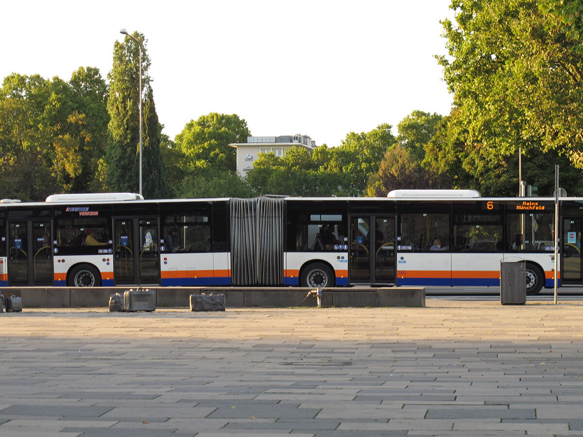 Gelenkbus mit 4-Türen (Modell 2017)