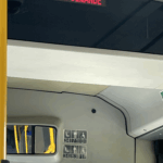 Das Bild zeigt das leuchtende "Stop"-Schild im Fahrzeug auf Französisch, also "Arret demande"
