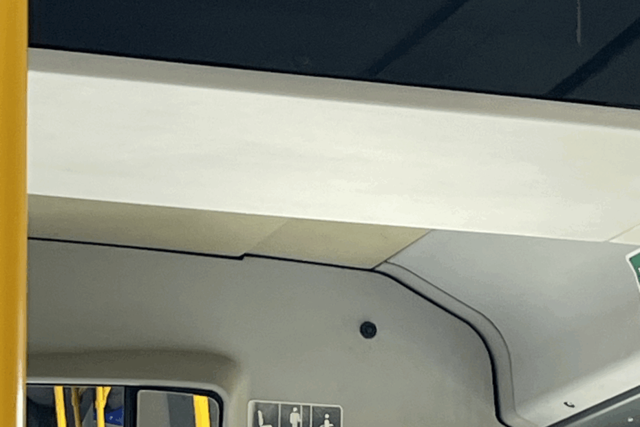 Das Bild zeigt das leuchtende "Stop"-Schild im Fahrzeug auf Französisch, also "Arret demande"