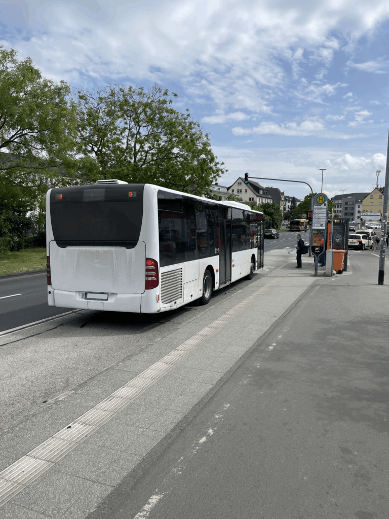 Solobus, der den SEV fährt, an der Haltestelle Bahnhof Mainz-Kastel