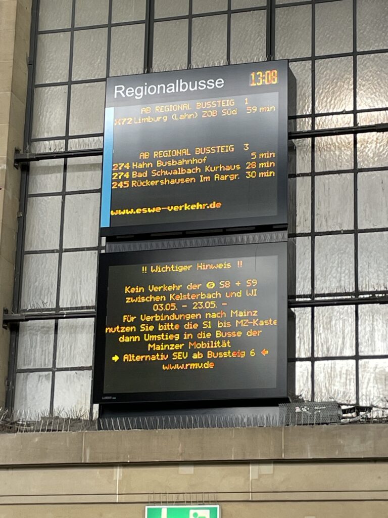 Auf den neuen Anzeigetafeln der ESWE Verkehr wird auf den SEV hingewiesen. Als einziges Medium in der Bahnhofshalle.