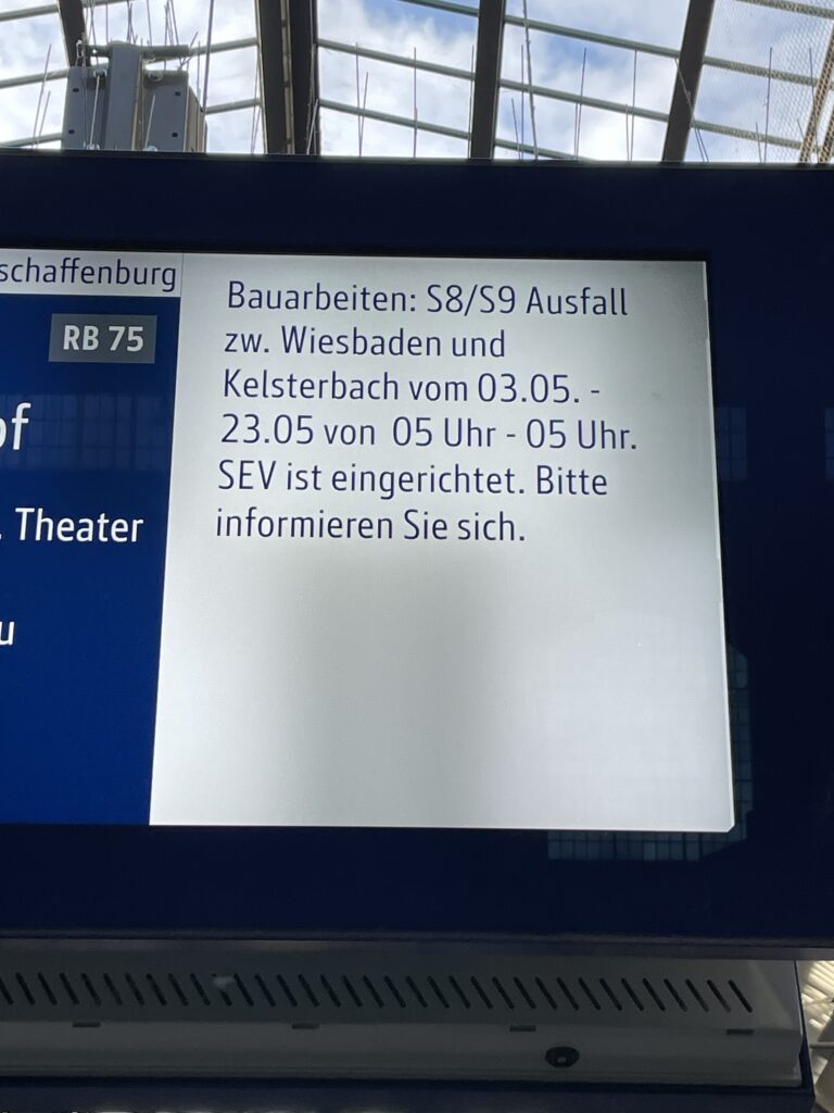 Info der DB an Gleis 6/7: "Bauarbeiten: S8/S9 Ausfall zw. Wiesbaden und Kelsterbach vom 03.05. - 23.05 von 05 Uhr - 05 Uhr. SEV ist eingerichtet. Bitte informieren Sie sich."